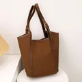 Braune Canvas-Beuteltasche mit Lederbesatz und verstellbaren Trägern für Damen - Braun