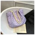 Gros plan du sac cabas matelassé violet avec imprimés nœuds et poignées en corde épaisse - Violet