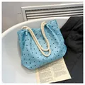 Détail du sac fourre-tout bleu clair avec motifs de rubans et anses en corde de coton - Bleu