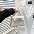 Μίνι λευκή τσάντα με ανάγλυφη πλέξη πέτρας και χρυσό περιστροφικό κούμπωμα - Λευκό