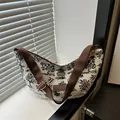 Schicke Halbmond-Tasche aus Segeltuch mit Tuschelandschaftsdruck und braunem Schultergurt - Ohne Anhänger / Kaffee