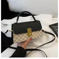Bolso bandolera moderno de mujer en blanco y negro con estampado de monograma M y cierre dorado - Blanco