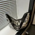Große Hobo-Schultertasche mit Hasenwald-Druck und verstellbarem schwarzem Gurt - Ohne Anhänger / Schwarz
