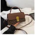 Bolso bandolera marrón con diseño de patrón M y cierre giratorio metálico dorado - Marrón