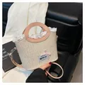Panier en paille beige avec poignées en cuir rose, dentelle et petit nœud déco - Rose
