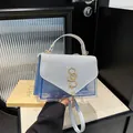 Blaue durchsichtige Umhängetasche mit silbernen Pailletten und goldenem S-Logo - Silber