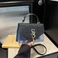 Retro-Umhängetasche mit schwarzer Paillettenklappe, goldenem S-Beschlag und blauem PVC - Schwarz