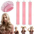 Detalle de gorro de dormir de satén rosa y rulos sin calor con ganchos de plástico - 粉色毛绒卷发棒与浴帽套装 / Rosa
