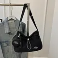 Große schwarze Nylon-Tragetasche mit FASHION-Aufdruck und rundem Etui-Anhänger - Schwarz