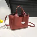 Elegante baksteenrode leren emmertas met T-stiksels en een verstelbare schouderriem - Rood