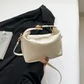 Borsa a secchiello color crema con cuciture a blocchi e dettagli dorati su blazer - Bianco