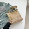 Bolso tote de paja tejida a mano en beige y rosa con bolsillo de cuero marrón - Caqui