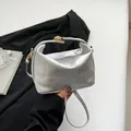 Sac seau métallisé argenté avec design matelassé et détails dorés porté main - Argent