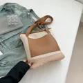 Bolso de hombro minimalista de paja beige y naranja con bolsillo y correas de cuero marrón - Marrón