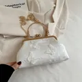 Elegante bolso de concha blanco bordado con mariposas 3D y cadena dorada fina - Blanco