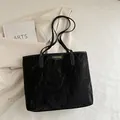 Sac fourre-tout noir élégant avec texture plissée unique et logo mode doré - Noir