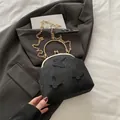 Schwarze Jacquard-Bügeltasche mit 3D-Schmetterlings-Applikationen und Goldkette - Schwarz