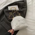 Elegante weiße Spitzentasche mit 3D-Schmetterlingen und goldener Kettenschultergurt - Weiß