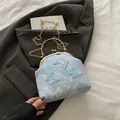 Hellblaue Vintage-Tasche mit Bügelverschluss, 3D-Schmetterling-Stickerei und Goldkette - Blau