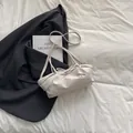 Chique witte wolktas van geplooid PU-leer met een delicaat strikje als detail - Wit