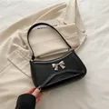 Sac à bandoulière noir minimaliste avec boucle nœud argenté et texture géométrique chic - Noir