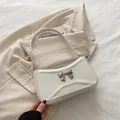 Sac sous le bras blanc crème avec nœud argenté et surpiqûres géométriques élégantes - Blanc