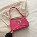 Sac bandoulière rose avec nœud en métal argenté et gaufrage cuir géométrique - Fuchsia