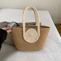 Braune geflochtene Tragetasche mit cremefarbenen Griffen und Spiralmuster für den Sommer - Ohne Ornament / Weiß