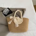 Hellbraune gewebte Strohtasche mit weißer Spitzenschleife und Seilgriffen für Damen - Mit Spitze Schleife / Weiß