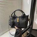 Chique zwarte bucket bag met lychee textuur, gouden sluiting en schattige beer hanger - Zwart