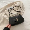 Bolso bajo el brazo negro minimalista con cierre dorado y correa con nudo elegante - Negro