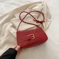 Bolso hobo vintage rojo oscuro con hebilla de metal dorado y correa de hombro anudada - Rojo