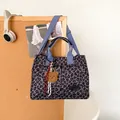 Bolso tote de lona con estampado de leopardo, asas azules y osito de peluche - Estilo Con Colgante / Azul