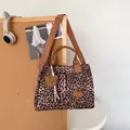 Bolso tote de lona con estampado de leopardo, correa ajustable y colgante de oso suave - Estilo Con Colgante / Marrón