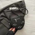 Schicke schwarze herzförmige Umhängetasche mit Nieten und Biker-Stil Details - Schwarz