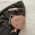 Rosa herzförmige Umhängetasche im Moto-Stil mit silbernen Nieten und langem Schultergurt - Rosa