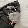 Silberne herzförmige Umhängetasche im Moto-Stil mit Nieten und Schnallen - Silber