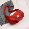 Sac baguette rouge plissé en nylon avec bandoulière élégante et écusson logo blanc - Rouge