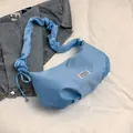Borsa baguette in nylon azzurro con tracolla a pieghe ed etichetta alla moda - Blu