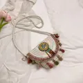 Borsa a tracolla bohémien bianca con ricamo a V colorato e lunghe nappe decorative - Rosa