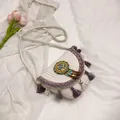 Borsa a spalla intrecciata color crema con frange viola e ricami di perline bohémien - Viola