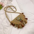 Borsa a tracolla in paglia intrecciata a mano con nappe e ricami etnici di perline - Cachi