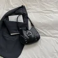 Borsa a spalla a mezzaluna nera minimalista con occhielli e fibbia argento - Nero