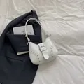 Borsa a spalla a mezzaluna in pelle bianca con fibbia argentata e dettagli occhielli - Bianco