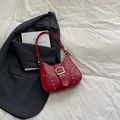 Borsa sottobraccio retrò rossa in ecopelle con grande fibbia argentata e tracolla annodata - Rosso