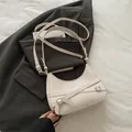 Sac demi-lune blanc minimaliste avec ceinture décorative et logo FASHION - Blanc