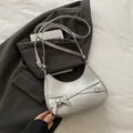 Sac sous le bras croissant argenté avec boucle en métal et bandoulière réglable - Argent
