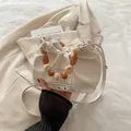 Bolso bandolera beige elegante con acabado plisado y asa con cuentas de mármol - Blanco