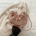 Bolso bandolera rosa claro con cordón, asa de cuentas ámbar y estampado gráfico blanco - Rosa