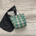 Grün-weiß karierte Nylon-Einkaufstasche mit lila Details auf weißem Grund - Grün